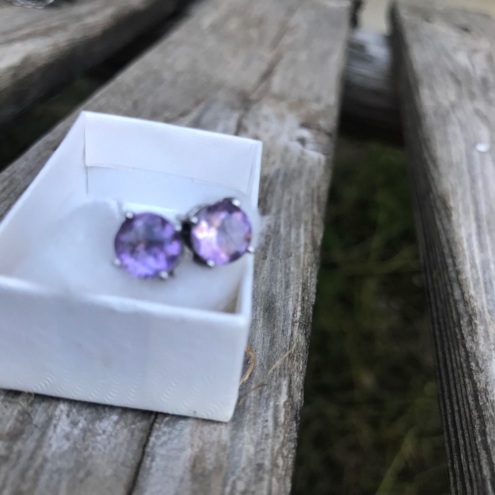 Amethyst earring.